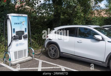 Ein Elektroauto, das mit einem Zest Tritium Ladegerät in Helmsley, North Yorkshire, England, aufgeladen wird Stockfoto