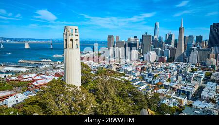 Luftaufnahmen der Bucht und der Oakland Bay Bridge mit Coit Tower Nahaufnahme und Wolkenkratzern der Stadt Stockfoto