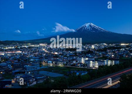 Fuji bei Nacht und die Stadt Fujiyoshida und die Chuo Road Stockfoto