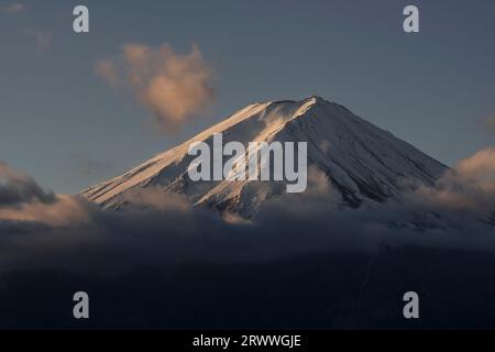 Mt. Fuji badete in der Morgensonne von Kawaguchiko Stockfoto