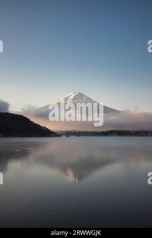 Mt. Fuji in der Morgensonne und auf dem Kopf des Mt. Fuji vom Kawaguchi See aus gesehen Stockfoto