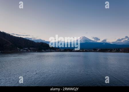 Mt. Fuji badete in der Morgensonne von Kawaguchiko Stockfoto