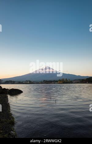 Mt. Fuji badete in der Morgensonne von Kawaguchiko Stockfoto