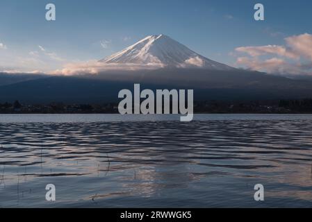 Mt. Fuji badete in der Morgensonne von Kawaguchiko Stockfoto