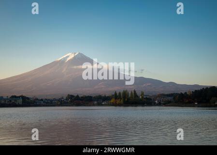 Mt. Fuji badete in der Morgensonne von Kawaguchiko Stockfoto