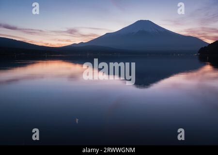 Fuji und kopfüber den Mt. Fuji von Yamanakako aus gesehen während der magischen Stunde Stockfoto