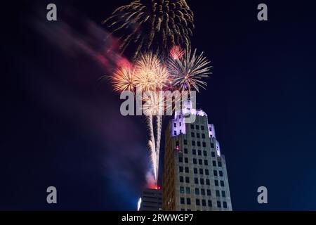 Nahaufnahme des Feuerwerks vom Indiana Michigan Power Building und der violetten Spitze des Lincoln Tower Stockfoto