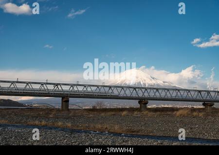 Mt. Fuji und der Shinkansen-Hochgeschwindigkeitszug fahren auf der Eisenbahnbrücke auf dem Mt. Fuji River Stockfoto