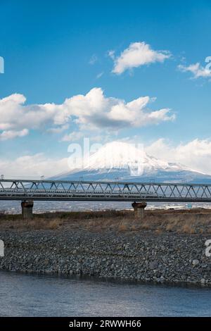 Mt. Fuji und der Shinkansen-Hochgeschwindigkeitszug fahren auf der Eisenbahnbrücke auf dem Mt. Fuji River Stockfoto