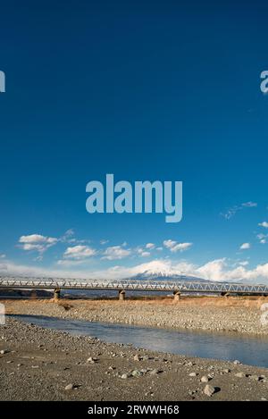 Mt. Fuji und der Shinkansen-Hochgeschwindigkeitszug fahren auf der Eisenbahnbrücke auf dem Mt. Fuji River Stockfoto