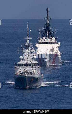 Südchinesisches Meer, Internationale Gewässer. 17. September 2023. Das britische Royal Navy-Schiff HMS Spey, links, führt den US-Küstenwache-Legend-Class-Cutter USCGC Munro während koordinierter Schiffsmanöver in internationalen Gewässern am 17. September 2023 auf der Südchinesischen See an. Quelle: CPO Brett Cote/US Navy Photo/Alamy Live News Stockfoto