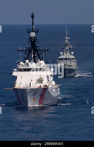 Südchinesisches Meer, Internationale Gewässer. 17. September 2023. Der US-Küstenwache Legend-Class Cutter USCGC Munro, links, führt koordinierte Schiffsmanöver mit dem Royal Navy River-Class Offshore Patrouillenschiff HMS Spey, 17. September 2023, im Südchinesischen Meer durch. Quelle: CPO Brett Cote/US Navy Photo/Alamy Live News Stockfoto