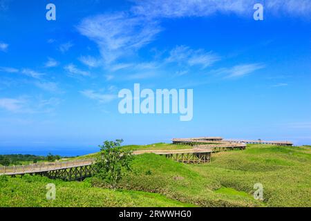 Erhöhter hölzerner Gehweg der Shiretoko Goko Seen Stockfoto