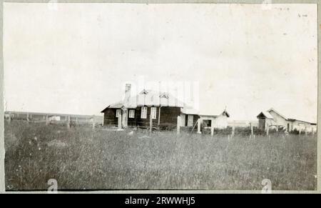 Fertiggestellter Bungalow, der Anfang 1922 von Auszubildenden des Public Works Dept. Für ihren Instruktor Mr. Bungey gebaut wurde, Teil einer Serie, die seinen Bau zeigt. Blick von der linken Rückseite des Hauses. Stockfoto