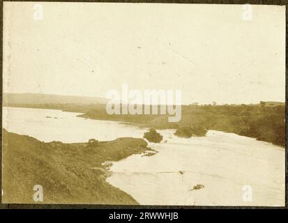 Blick auf den Nil, zwei Inseln am Ende des Viktoriasees, wo der alte See endete. Der natürliche Damm ist geplatzt und das Wasser des Sees fließt in den Fluss. Originaltitel: Blick auf den Nil von der Quelle. Stockfoto