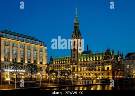 Blick auf die Stadt Hamburg bei Nacht und das majestätische Rathaus. Foto aufgenommen am 11. Juni 2023 in der Freien und Hansestadt Hamburg. Stockfoto