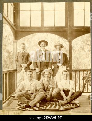 Foto eines nicht identifizierten Mannes in der Uniform eines Offiziers, der auf einem Lagerplatz sitzt. Hinter ihm ist ein Zelt zu sehen. Stockfoto