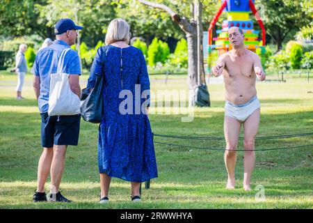 London, Großbritannien. September 2023. Tony Matelli Sleepwalker, 2014, Maruani Mercier - Frieze Sculpture Returns, eine der größten Freiluftausstellungen in London, einschließlich Arbeiten internationaler Künstler im Regent's Park vom 21. September. Guy Bell/Alamy Live News Stockfoto