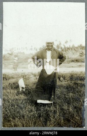 Blick auf die Fassade der Coast Technical School in Waa, von der Seite über die Gärten. Stockfoto