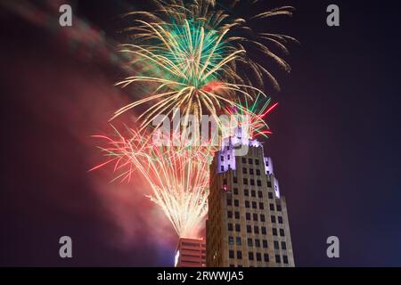 Spitze des violetten Lincoln Tower mit einem funkelnden Feuerwerk am 4. Juli in Fort Wayne Stockfoto