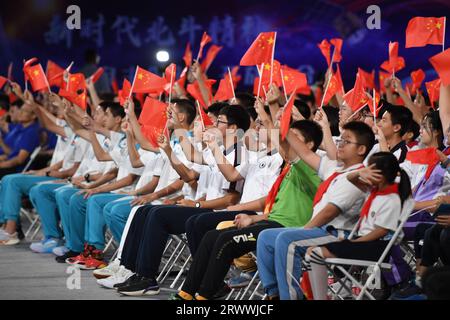 (230921) -- PEKING, 21. September 2023 (Xinhua) -- Studenten besuchen die vierte Live-Klasse der Serie 'Tiangong Class' an der Beihang Universität in Peking, Hauptstadt Chinas, 21. September 2023. Die vierte Live-Klasse von Chinas Raumstation fand am Donnerstagnachmittag statt und wurde von den Shenzhou-16 Astronauten Jing Haipeng, Zhu Yangzhu und GUI Haichao an Studenten auf der Erde geliefert. Fünf Unterrichtsräume befinden sich auf dem Boden, darunter einer an der Beihang-Universität in Peking. Dies war die erste wissenschaftliche Vorlesung, die vom Mengtian Labormodul der Raumstation Tiangong gehalten wurde und die vierte im Tiangong Cl Stockfoto