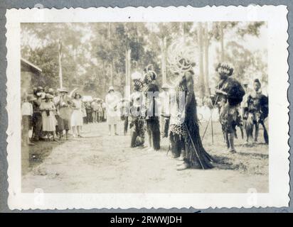 Eine von sieben Bildern mit dem Titel „North Kavirondo Agricultural Show“. Mumias. Januar: 1931.“ Dieser Druck zeigt eine Nahaufnahme von vier afrikanischen Männern, die Hippo-Stoßzähne-Kopfbedeckungen und Tierhäute tragen. Zwei von ihnen halten Straußeneier. Originaltitel: Head Dress. Geteilte „Hippo“-Stoßzähne Und Hörner. Stockfoto