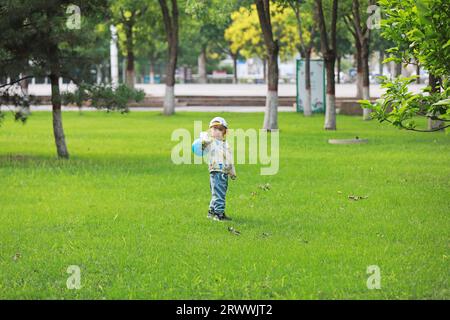 Luannan County, China - 13. Juni 2023: A Little Boy is playing in the Park, North China Stockfoto