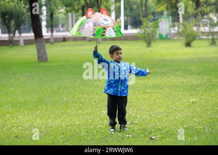 Luannan County, China - 13. Juni 2023: A Little Boy is playing in the Park, North China Stockfoto