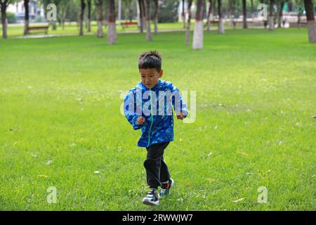 Luannan County, China - 13. Juni 2023: A Little Boy is playing in the Park, North China Stockfoto