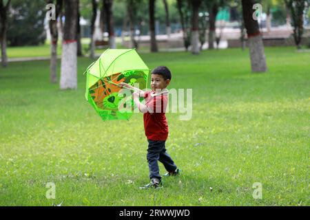 Luannan County, China - 13. Juni 2023: A Little Boy is playing in the Park, North China Stockfoto