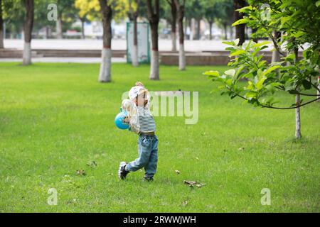 Luannan County, China - 13. Juni 2023: A Little Boy is playing in the Park, North China Stockfoto