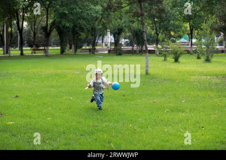 Luannan County, China - 13. Juni 2023: A Little Boy is playing in the Park, North China Stockfoto