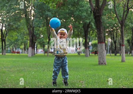 Luannan County, China - 13. Juni 2023: A Little Boy is playing in the Park, North China Stockfoto