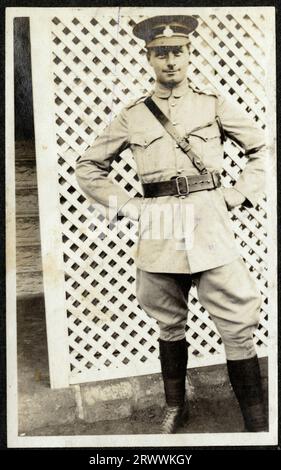Porträt eines europäischen Mannes in Militäruniform und Offiziersmütze vor einem Bildschirm. Originaltitel: E.P.C. Drake, E.A. Police. Stockfoto