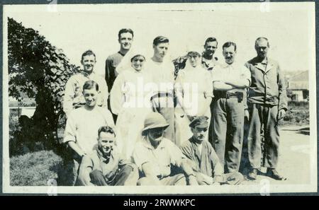 Informelles Gruppenfoto von zehn Soldaten des 1. Weltkriegs mit zwei Krankenschwestern in Durban, vermutlich auf dem Gelände des Krankenhauses. Originalhandschrift: Eine Patientengruppe in Durban. Stockfoto