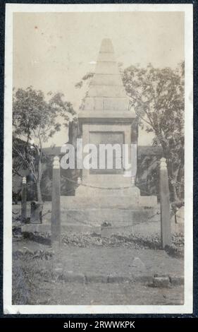 Blick auf das KAR-Denkmal in Zomba für Soldaten, die in Somaliland um 1903 bis 1907 getötet wurden, aus Stein gebaut und von einem Zaun umgeben. Originaltitel des Manuskripts: Memorial Outside the Boma. Stockfoto