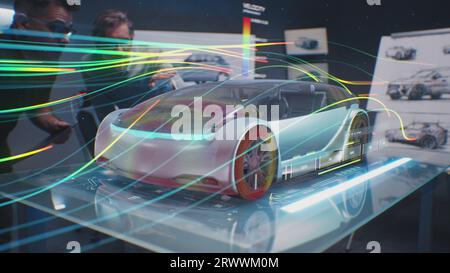 Zwei Automobilingenieure prüfen die Aerodynamik eines neuen Elektroautos mithilfe eines futuristischen holografischen Automobilprototypen mit Augmented Reality. 3D-Computergrafik von High-Tech-Entwicklung und -Prüfung von Fahrzeugen. Stockfoto