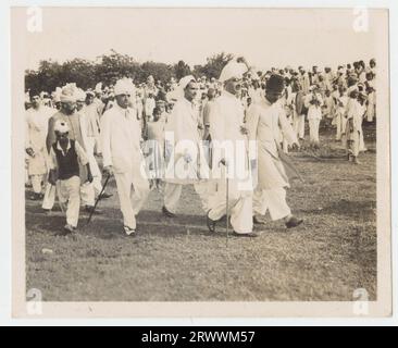 Eine große Gruppe von Männern in Punjabi kleidet sich an einer Rekrutierungsaktion für die Kriegsanstrengungen. 25: Sir Sikander auf einer Tour durch seinen Wahlkreis Attock, North Punjab. Teil der Kriegsanstrengungen. Nawab Muzaffar Khan (Tariq Alis Großvater väterlicherseits) liegt unmittelbar hinter Sir Sikander 1939 - 40. Stockfoto