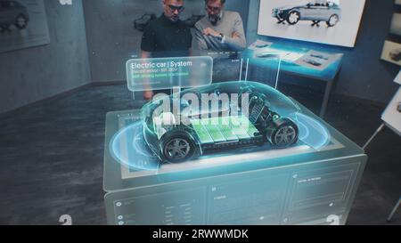 Zwei männliche Automobilingenieure entwickeln ein neues umweltfreundliches Elektroauto mit futuristischem Augmented Reality holographischem Automobilprototyp. 3D-Grafik der High-Tech-Entwicklung von Fahrzeugen. VFX-Animation. Stockfoto