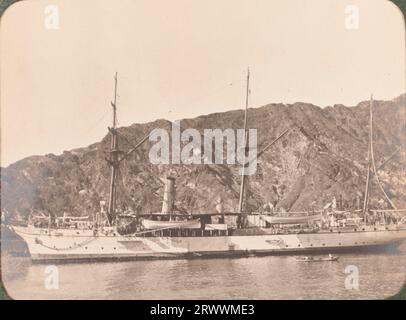 Seitenansicht eines eintrichterförmigen, dreimastförmigen Schiffes, vor Anker in der Nähe felsiger Hügel. Hinweis auf Seite bezieht sich auf Operationen am Persischen Golf. Überschrift lautet: HMS-Alert. Stockfoto