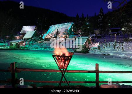 Hida no Sato in der verschneiten Landschaft, beleuchtete Nachtlandschaft Stockfoto