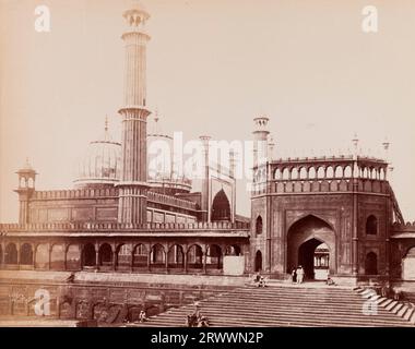 Blick auf die Jama Masjid in Delhi, eine der größten Moscheen Indiens, die Mitte des siebzehnten Jahrhunderts erbaut wurde. Steintreppen säumen den Zugang zur Moschee, wo einige indische Männer sitzen. Auf negativ eingeschrieben: Frith's Series. 3013 Jumma Musjid. Delhi. Die Bildunterschrift lautet: Jumma Musjid, Delhi. Stockfoto