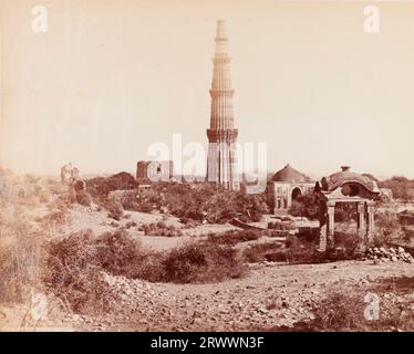 Blick auf den Qutub Minar. Mit einer Höhe von 72,5 Metern wurde dieser als feierlicher Siegesturm zur Begleitung der Quwwat-ul-Islam-Moschee errichtet. Die Szene zeigt das Siegminarett umgeben von Ruinen. Auf negativ eingeschrieben: Frith's Series. 3124 Kutub Minar: Delhi. Die Überschrift lautet: Kutub Minar & Ruins, Delhi. Stockfoto