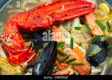 Leckere Suppe mit Hummer, Muscheln, Garnelen und Fisch. Mediterrane Küche Stockfoto