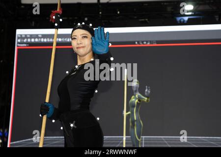 (230921) -- TOKIO, 21. September 2023 (Xinhua) -- ein Aussteller demonstriert ein Motion Capture System auf der Tokyo Game Show 2023 in der Präfektur Chiba, Japan, 21. September 2023. Die viertägige Tokyo Game Show 2023 wurde am Donnerstag auf der Makuhari Messe in der japanischen Präfektur Chiba eröffnet und zog 787 Aussteller aus 44 Ländern und Regionen an. (Xinhua/Zhang Xiaoyu) Stockfoto