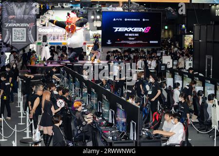 (230921) -- TOKIO, 21. September 2023 (Xinhua) -- Leute versuchen Spiele von Bandai Namco auf der Tokyo Game Show 2023 in der Präfektur Chiba, Japan, 21. September 2023. Die viertägige Tokyo Game Show 2023 wurde am Donnerstag auf der Makuhari Messe in der japanischen Präfektur Chiba eröffnet und zog 787 Aussteller aus 44 Ländern und Regionen an. (Xinhua/Zhang Xiaoyu) Stockfoto