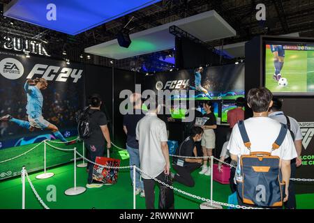 (230921) -- TOKIO, 21. September 2023 (Xinhua) -- Leute warten in der Schlange, um ein Fußballspiel auf der Tokyo Game Show 2023 in der Präfektur Chiba, Japan, 21. September 2023 zu versuchen. Die viertägige Tokyo Game Show 2023 wurde am Donnerstag auf der Makuhari Messe in der japanischen Präfektur Chiba eröffnet und zog 787 Aussteller aus 44 Ländern und Regionen an. (Xinhua/Zhang Xiaoyu) Stockfoto