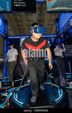 (230921) -- TOKIO, 21. September 2023 (Xinhua) -- Menschen versuchen VR-Spiele auf der Tokyo Game Show 2023 in der Präfektur Chiba, Japan, 21. September 2023. Die viertägige Tokyo Game Show 2023 wurde am Donnerstag auf der Makuhari Messe in der japanischen Präfektur Chiba eröffnet und zog 787 Aussteller aus 44 Ländern und Regionen an. (Xinhua/Zhang Xiaoyu) Stockfoto