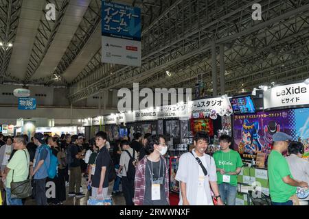 (230921) -- TOKIO, 21. September 2023 (Xinhua) -- Menschen besuchen den Ausstellungsbereich der Indie-Spiele auf der Tokyo Game Show 2023 in der Präfektur Chiba, Japan, 21. September 2023. Die viertägige Tokyo Game Show 2023 wurde am Donnerstag auf der Makuhari Messe in der japanischen Präfektur Chiba eröffnet und zog 787 Aussteller aus 44 Ländern und Regionen an. (Xinhua/Zhang Xiaoyu) Stockfoto