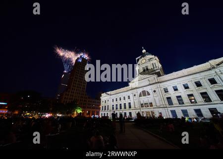 Feuerwerk in der Nacht hinter dem Lincoln Tower, auf dem die Leute den Rasen des Gerichtsgebäudes in der Innenstadt von Fort Wayne überfüllten Stockfoto